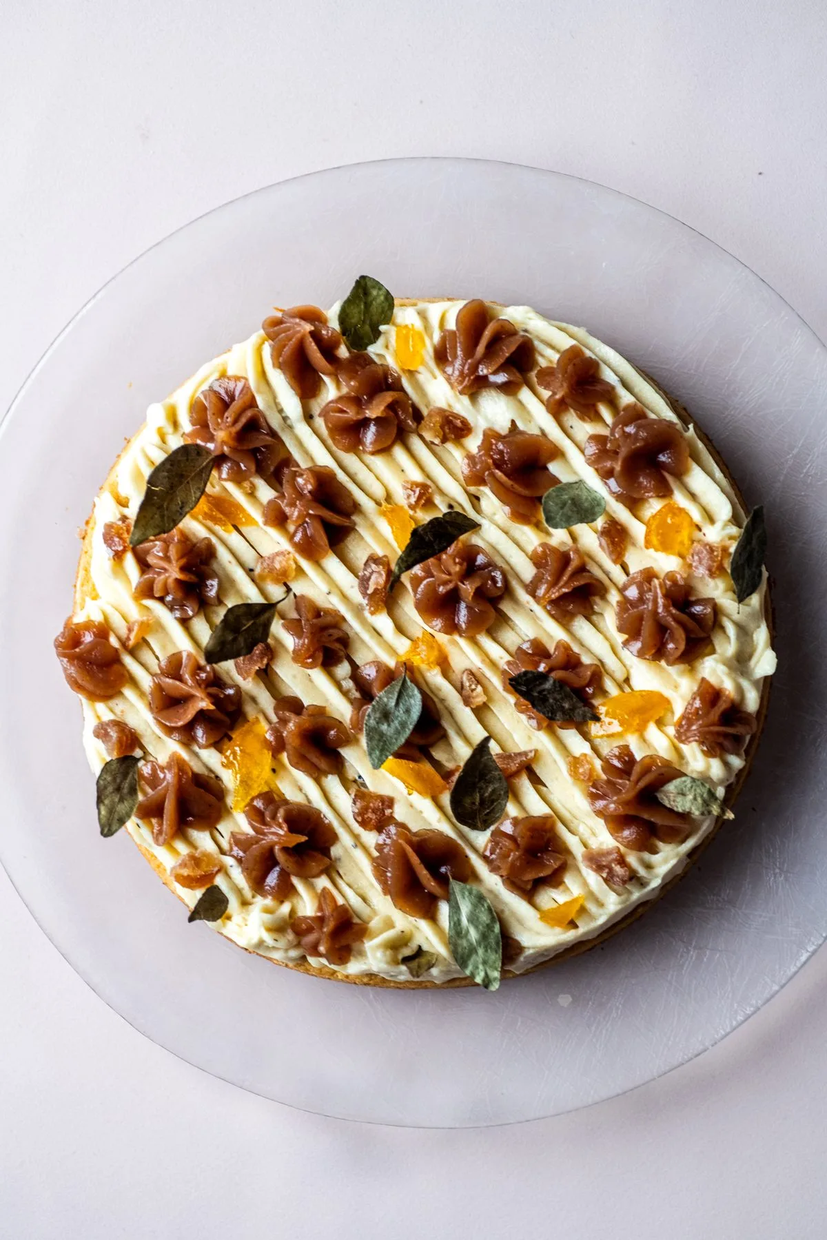 Entremets végétal vanille, décor de crème et agrumes confits