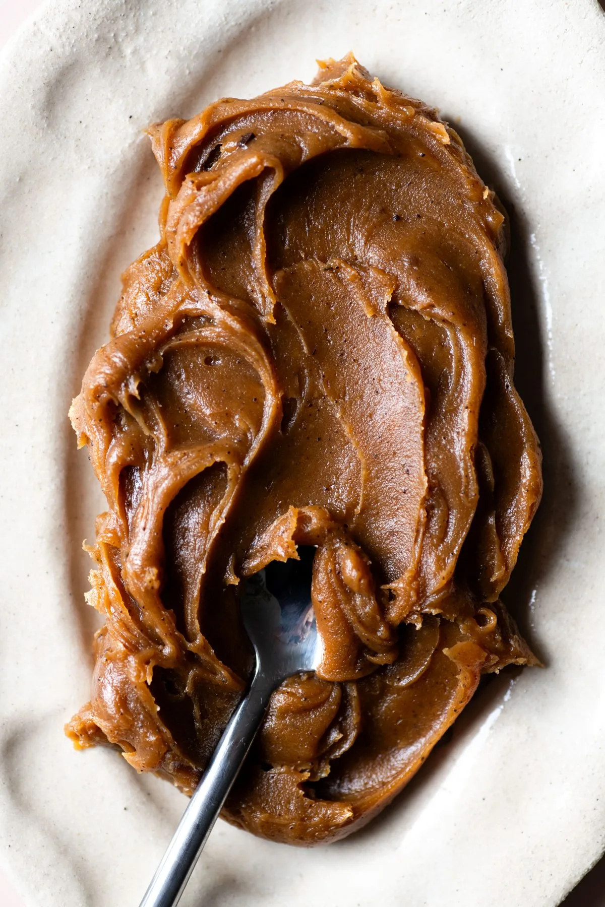 Crème brune lissée à la cuillère